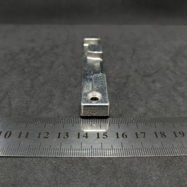 Ответная планка нижнего упора для металлопластиковых окон запорный угол Bruegman MACO R Правая 1863 фото